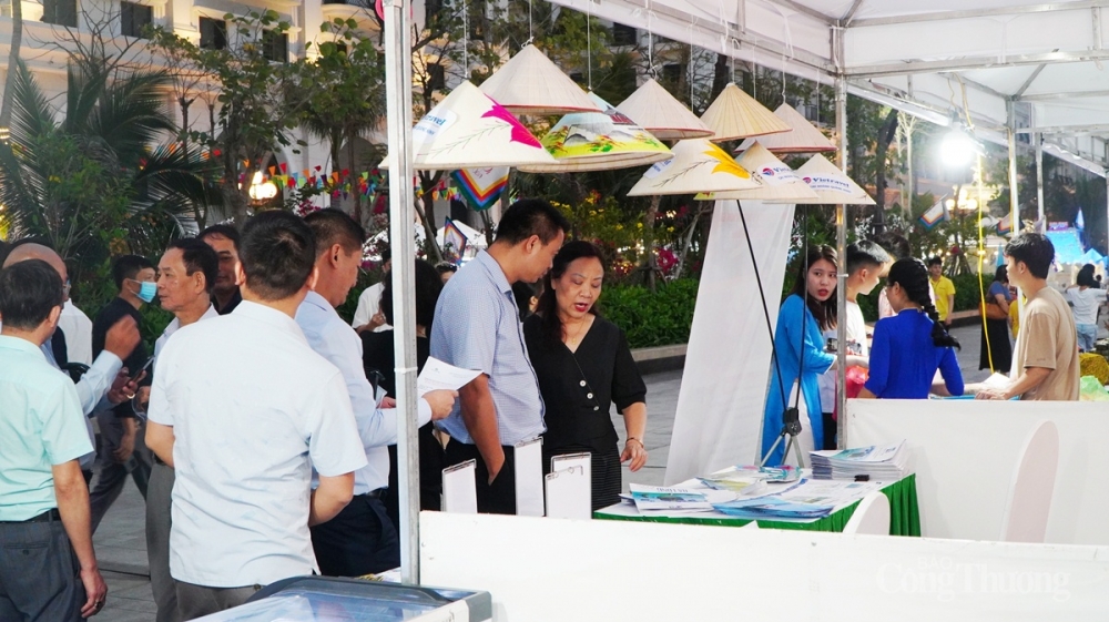 Lễ hội cũng là dịp để các công ty, doanh nghiệp lữ hành giới thiệu, quảng bá các sản phẩm, tour du lịch hấp dẫn