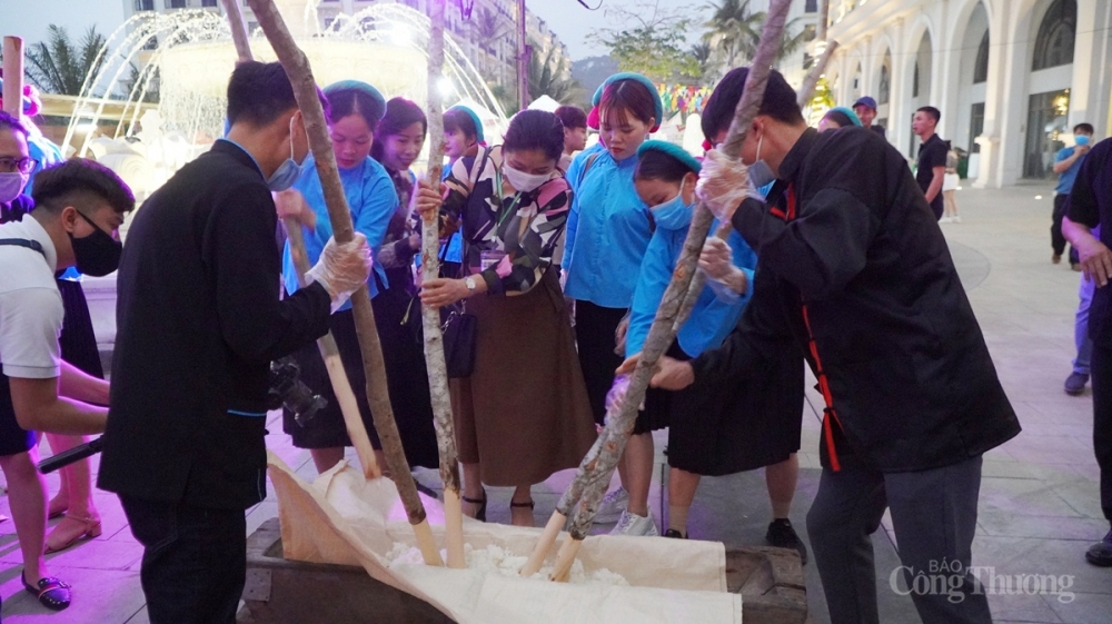 Màn giã bánh dày của của đồng bào dân tộc Sán Chỉ.