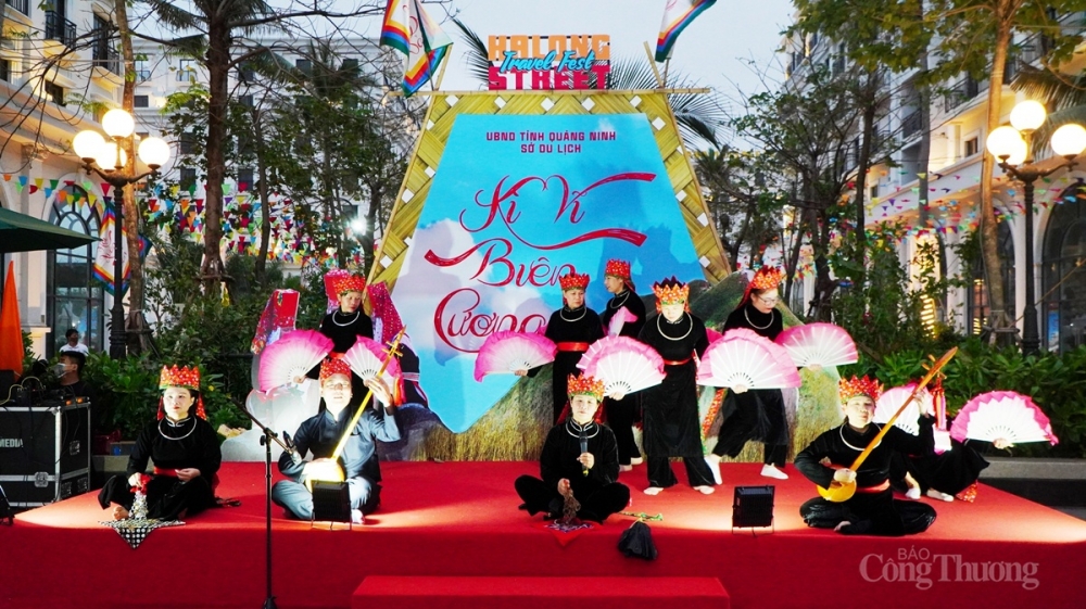 Các nghệ sĩ đến từ Bình Liêu biểu diễn hát then - đàn tính tại không gian Biên giới - miền núi.