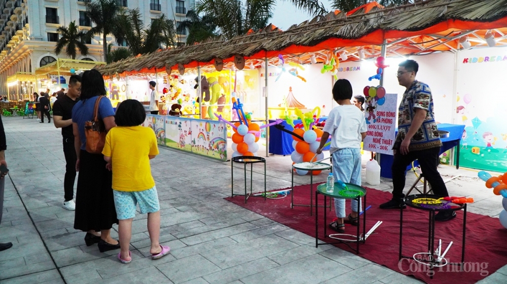 Bên cạnh các gian hàng ẩm thực còn có khu vui chơi dành cho trẻ em