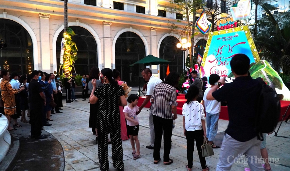 Người dân và du khách thích thú với các tiết mục biểu diễn của đồng bào dân tộc