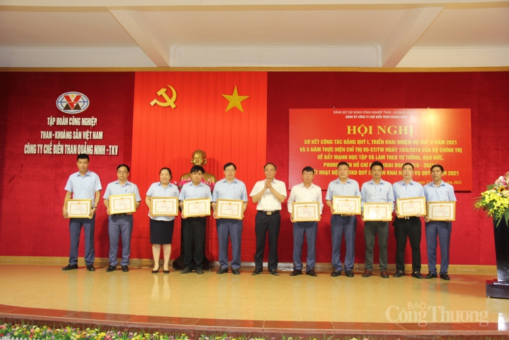 1 tập thể và 9 cá nhân có thành tích tiêu biểu trong thực hiện chỉ thị 05 của Bộ Chính trị 1 tập thể và 9 cá nhân có thành tích tiêu biểu trong thực hiện chỉ thị 05 của Bộ Chính trị