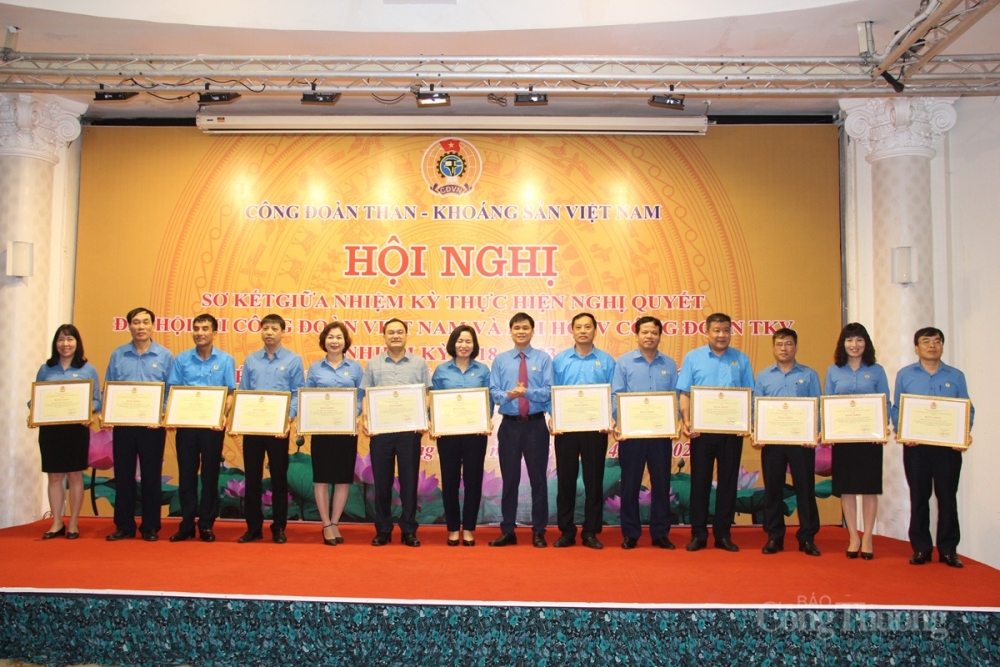 Các tập thể, cá nhân được nhận bằng khen của Công đoàn TKV tại hội nghị Các tập thể, cá nhân được nhận bằng khen của Công đoàn TKV tại hội nghị