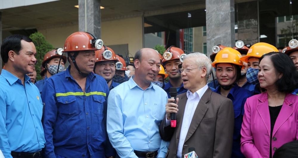 Tổng Bí thư ân cần trò chuyện với người lao động của Công ty CP Than Vàng Danh Tổng Bí thư ân cần trò chuyện với người lao động của Công ty CP Than Vàng Danh