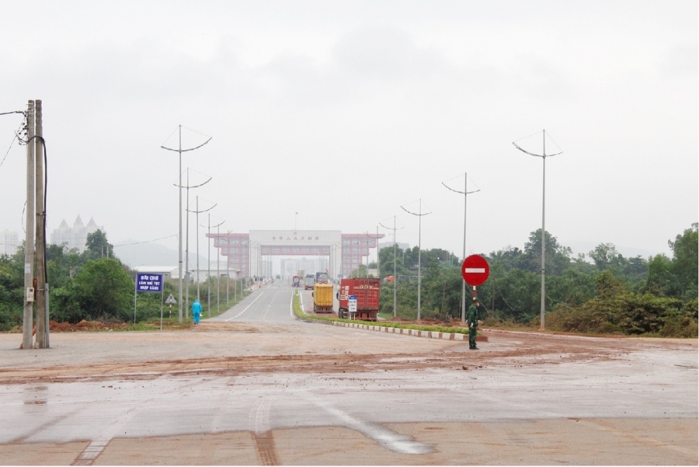 Lực lượng chức năng sắp xếp, điều hành phương tiện vào khu vực cửa khẩu Lực lượng chức năng sắp xếp, điều hành phương tiện vào khu vực cửa khẩu