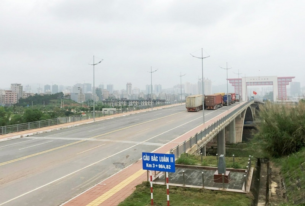 Lượng xe thông quan ít do phía bên Trung Quốc vẫn siết chặt các biện pháp phòng dịch Covid-19 Lượng xe thông quan ít do phía bên Trung Quốc vẫn siết chặt các biện pháp phòng dịch Covid-19