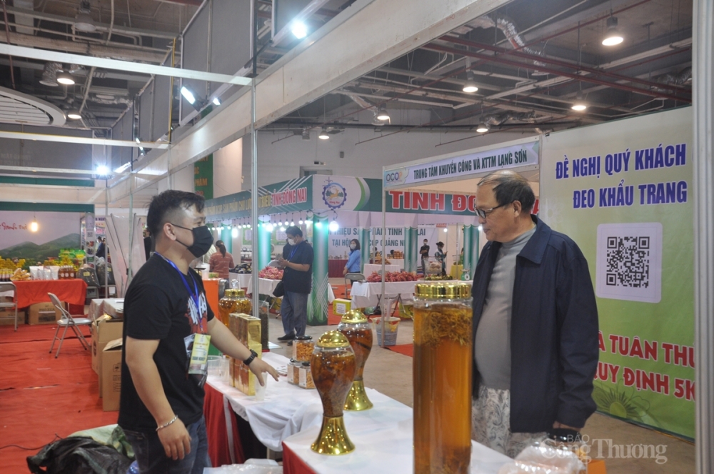 Người tiêu dùng mua sản phẩm tại Hội chợ OCOP Quảng Ninh - Hè 2021 Người tiêu dùng mua sản phẩm tại Hội chợ OCOP Quảng Ninh - Hè 2021