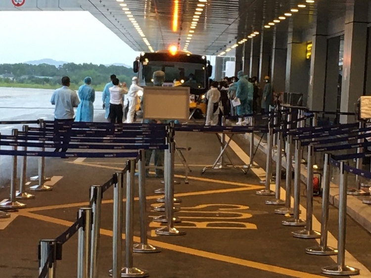 san bay van don tiep tuc don 276 nguoi viet tu canada ve nuoc