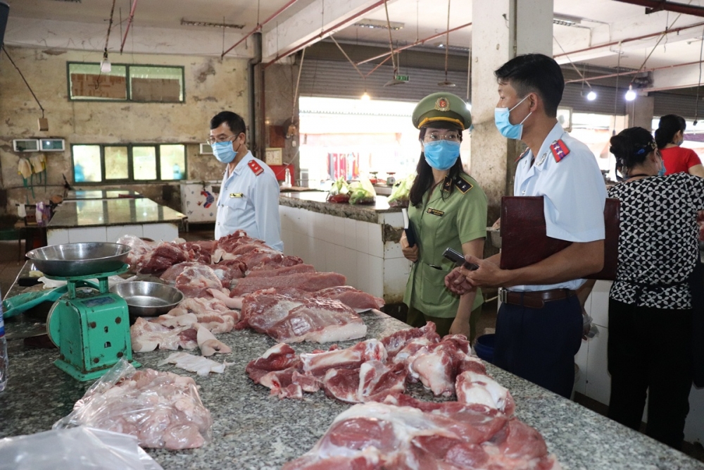 Đoàn kiểm tra liên ngành kiểm tra công tác phòng dịch và bình ổn hàng hóa tại các chợ Đoàn kiểm tra liên ngành kiểm tra công tác phòng dịch và bình ổn hàng hóa tại các chợ