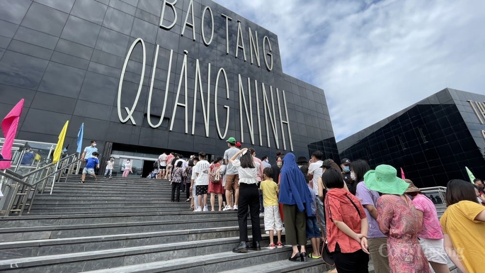 Du khách xếp hàng dài tại Bảo tàng Quảng Ninh chờ đến lượt vào tham quan