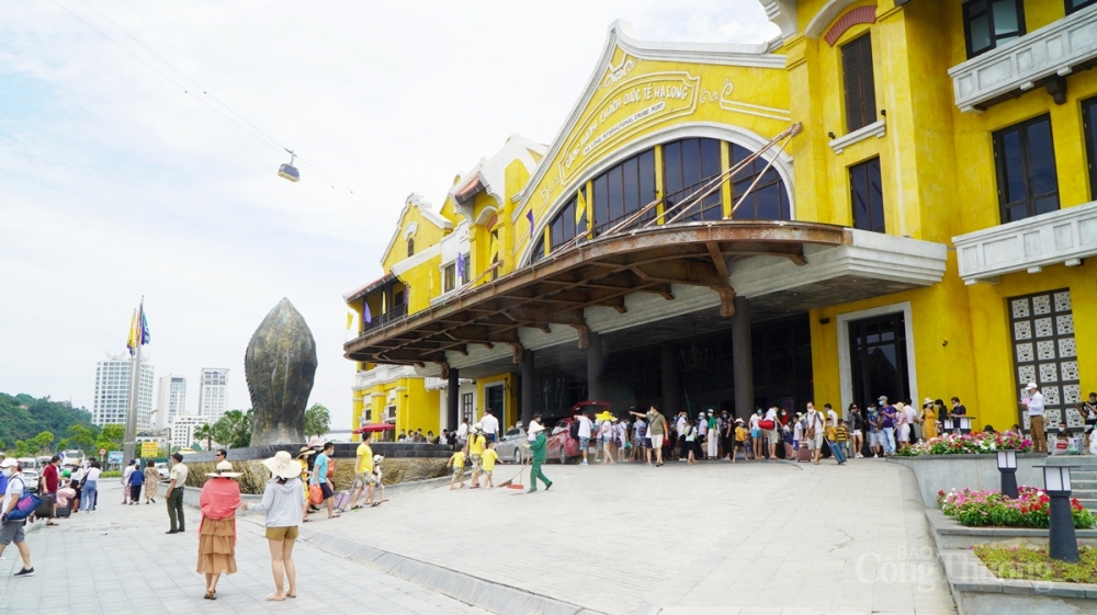 Du khách đến Hạ Long trong những ngày lễ này tiếp tục được hưởng nhiều ưu đãi từ gói kích cầu du lịch như không mất phí tham quan Bảo tàng Quảng Ninh, vé tham quan Vịnh Hạ long….