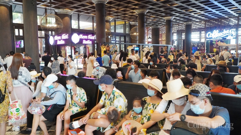 Cảng tàu khách Quốc tế Hạ Long đông kín khách ngồi chờ đăng ký mua vé tàu thăm vịnh