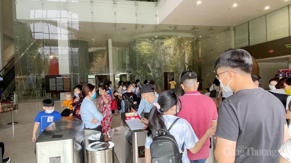 Chính quyền địa phương đã bố trí lực lượng để nhắc nhở, tuyên truyền cho người dân, du khách thực hiện nghiêm các biện pháp giữ khoảng cách, đeo khẩu trang để phòng chống dịch khi vào bãi tắm.