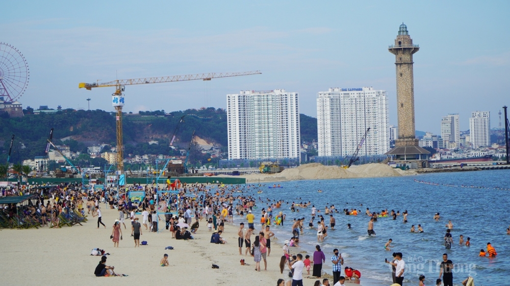 Theo thông tin của sở Du lịch Quảng Ninh, vào ngày đầu nghỉ lễ 30/4 đã có hơn 75.000 du khách tới TP Hạ Long để du lịch. Trong đó, 11.000 du khách thăm quan Vịnh Hạ Long.