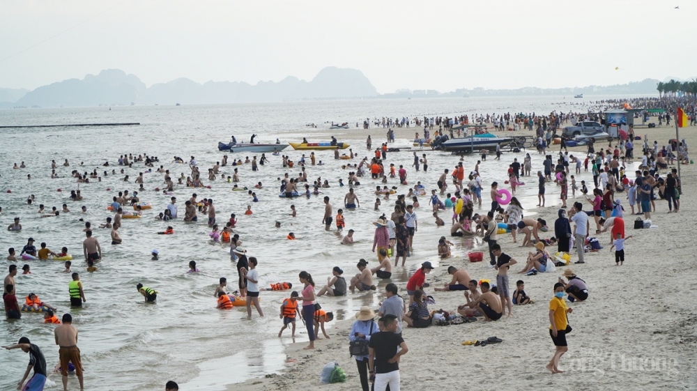 Nếu so với dịp lễ các năm trước đó, lượng khách đã giảm đi nhiều, thấp hơn so với dự kiến là khoảng 120 nghìn lượt khách vì đang trong thời điểm dịch Covid-19 có những biến đổi khó lường.