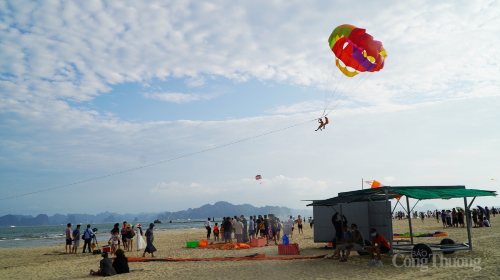 Với đa dạng loại hình giải trí, vui chơi, bãi tắm Bãi Cháy thu hút đông đảo du khách đến từ khắp mọi miền đất nước đến tham quan, du lịch