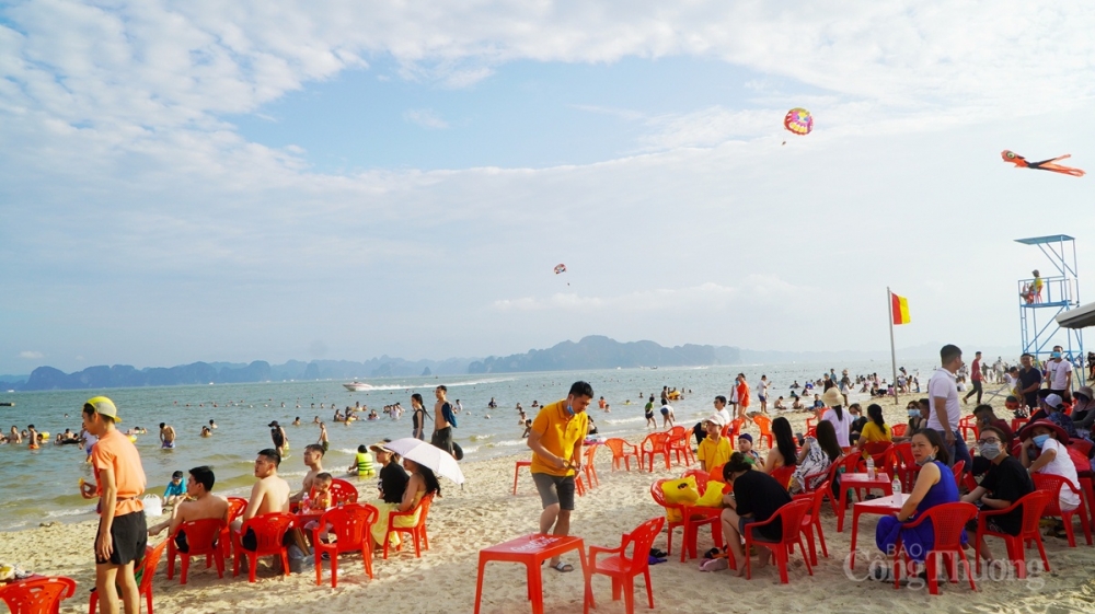 Để thực hiện nghiêm các biện pháp giãn cách phòng, chống dịch Covid-19, bảo đảm an toàn cho nhân dân và du khách, UBND tỉnh Quảng Ninh đã ban hành văn bản yêu cầu các huyện, thị xã, thành phố có bãi tẵm trên địa bàn tỉnh kể từ 15h ngày 1/5/2021, triển kha