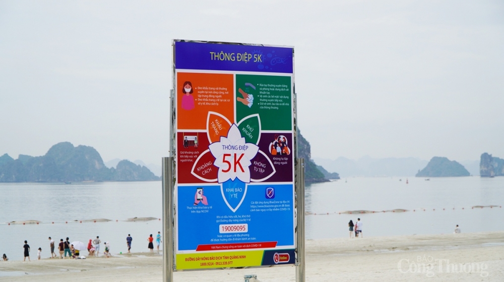 Nhiều biển báo được đặt tại các bãi tắm tuyên truyền người dân thực hiện nghiêm yêu cầu 5K của Bộ Y tế, nhất là thường xuyên rửa tay sát khuẩn, đeo khẩu trang bắt buộc khi đi ra khỏi nhà và nơi công cộng, giữ khoảng cách theo quy định.