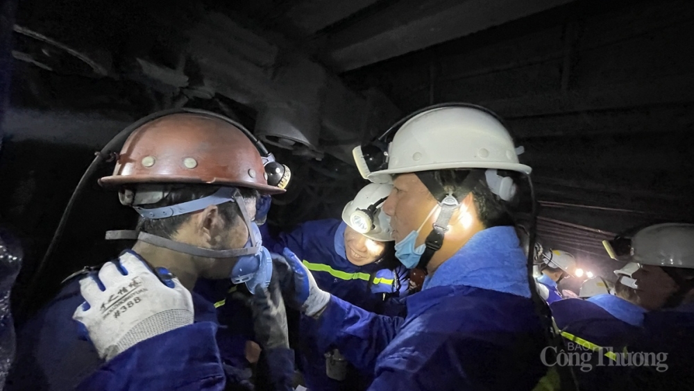 Đoàn kiểm tra Tập đoàn TKV cùng Công đoàn TKV đến thăm, tặng quà công nhân, lao động Phân xưởng Khai thác 9 – Công ty Than Thống Nhất - TKV