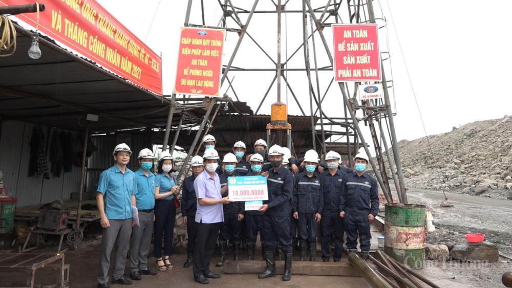 Công đoàn TKV sẽ tổ chức thăm hỏi; khen thưởng các đội xuất sắc, vượt khó trong toàn Tập đoàn TKV ới phần thưởng 10 triệu đồng/ tổ đội và phần quà gồm găng tay, mặt nạ chống bụi