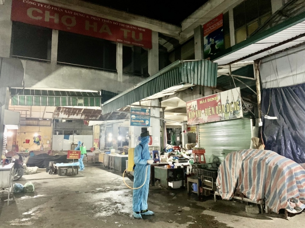 Tất cả các chợ, điểm bán thực phẩm có nguy cơ lây nhiễm Covid-19 đã được tổng vệ sinh, phun khử trùng