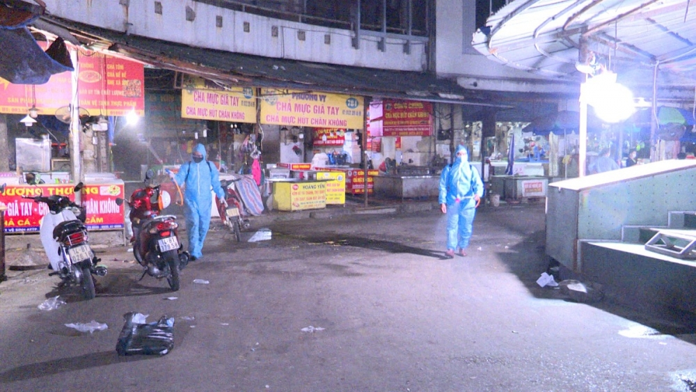 Trước đó, các tiểu thương đã được thông báo để chủ động thu dọn hàng hóa, tạo thuận lợi cho công tác phun khử trùng Trước đó, các tiểu thương đã được thông báo để chủ động thu dọn hàng hóa, tạo thuận lợi cho công tác phun khử trùng
