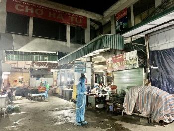 Hạ Long phun thuốc khử trùng tại các chợ
