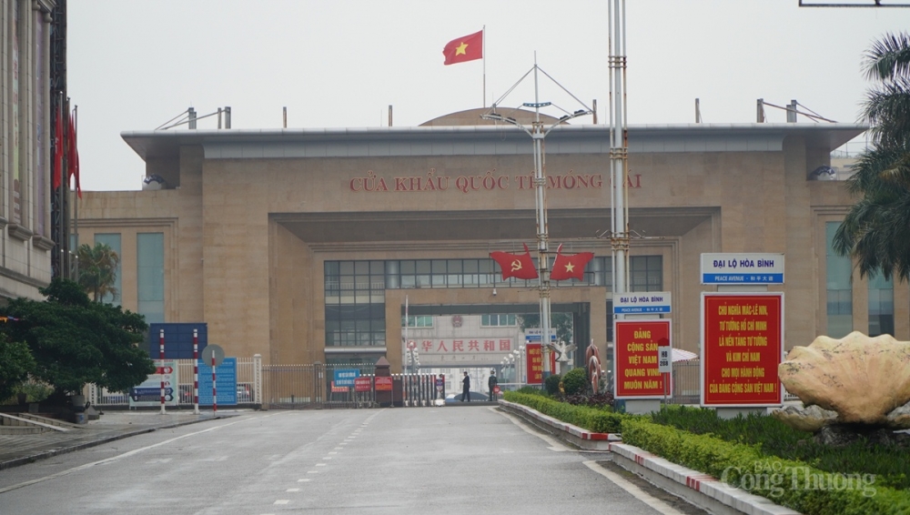 Thành phố Móng cái thực hiện niêm phong cabin xe vận chuyển hàng hoá XNK vào địa bàn nhằm phòng chống dịch Covid-19 Thành phố Móng cái thực hiện niêm phong cabin xe vận chuyển hàng hoá XNK vào địa bàn nhằm phòng chống dịch Covid-19