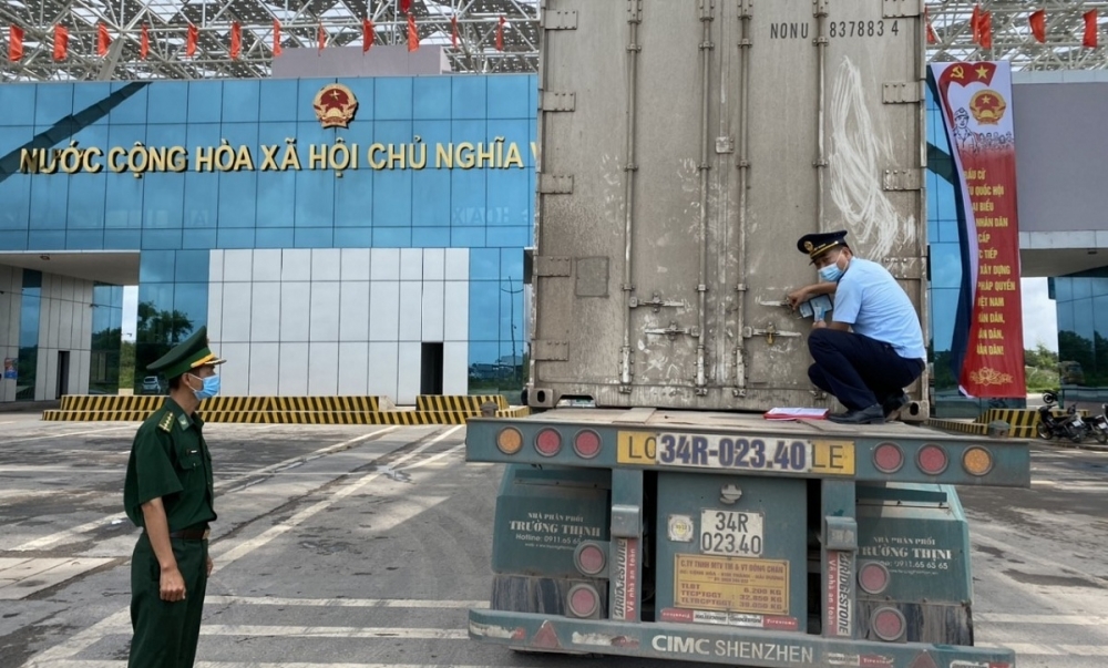 Lực lượng chức năng kiểm tra, giám sát hàng hóa, phương tiện tại cầu Bắc Luân II- cửa khẩu quốc tế Móng Cái Lực lượng chức năng kiểm tra, giám sát hàng hóa, phương tiện tại cầu Bắc Luân II- cửa khẩu quốc tế Móng Cái