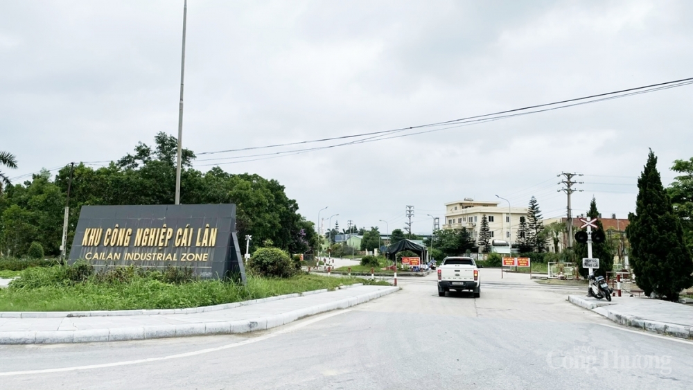 Tại mỗi lối vào Khu công nghiệp Cái Lân đều có trạm kiểm soát phòng dịch