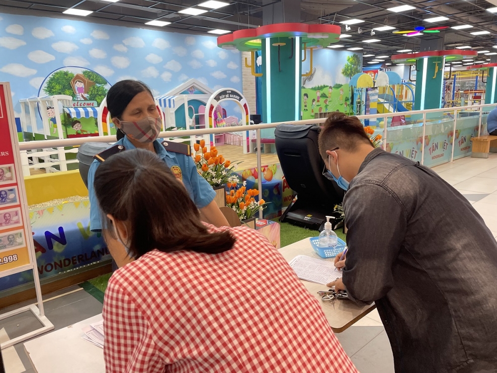 Người dân vào trung tâm thương mại, siêu thị phải thực hiện khai báo thông tin và đo nhiệt độ