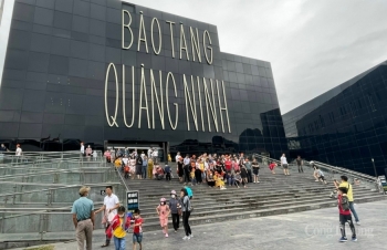 Thời tiết se lạnh nhưng lượng khách đổ về Quảng Ninh vẫn đông