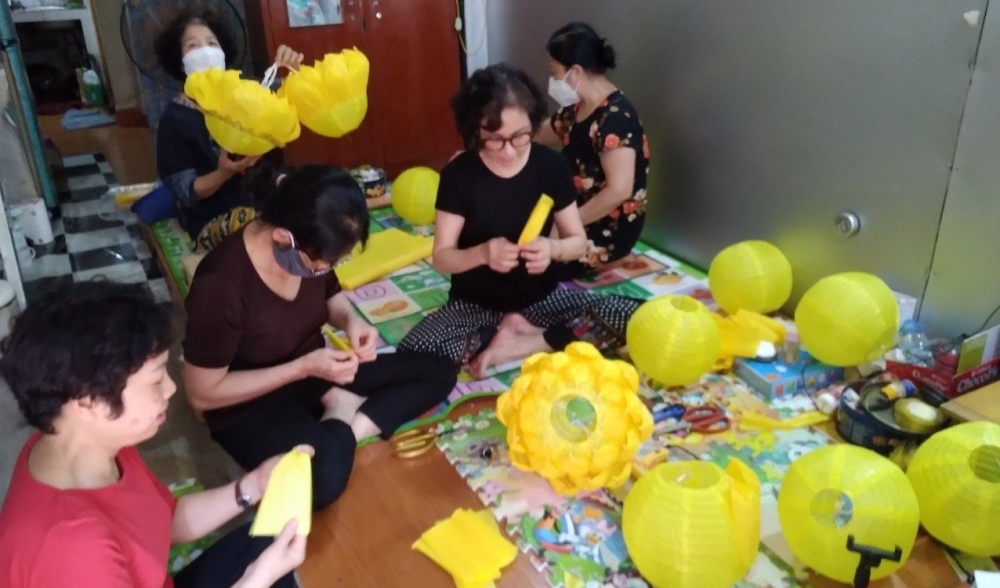 Phật tử Đạo Tràng Minh Long Hoàn Kiếm- Hà Nội chú tâm làm những chiếc đèn lồng cúng dường Đại lễ Phật đản