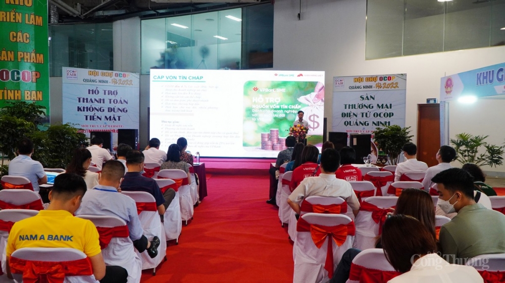 Một số đơn vị cung ứng dịch vụ ứng dụng thương mại điện tử giới thiệu đến các doanh nghiệp tại hội chợ