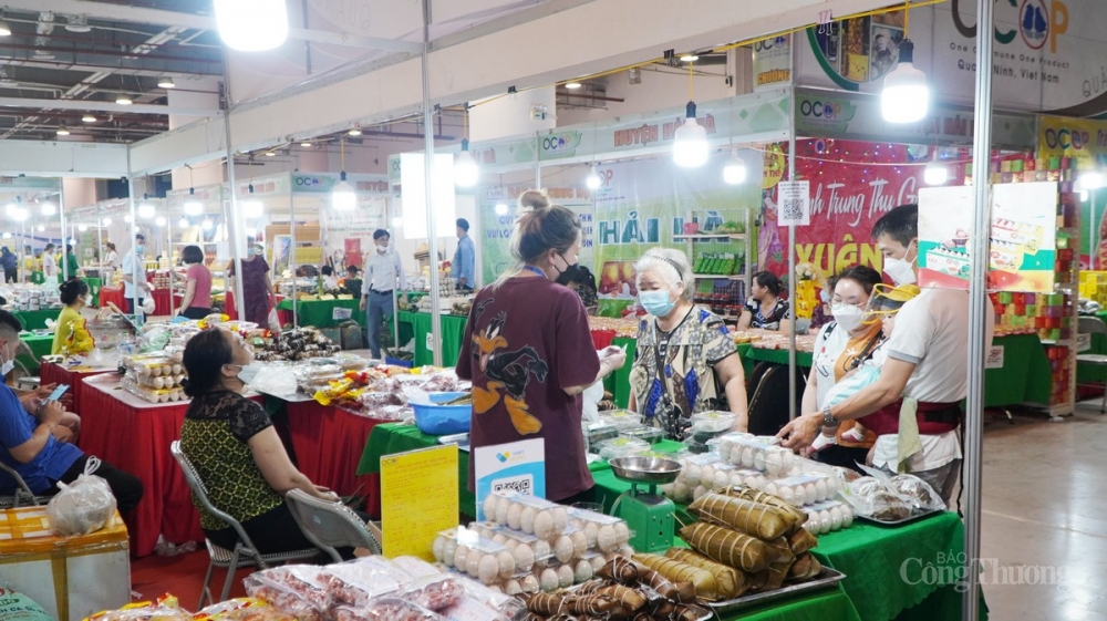 Hội chợ OCOP Quảng Ninh - Hè 2022 đã thu hút rất đông người dân đến tham quan, mua sắm.