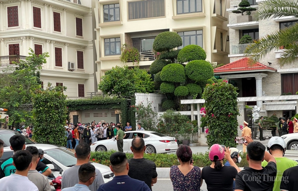 Lực lượng chức năng tỉnh Quảng Ninh tiến hành khám nhà riêng của nguyên Chủ tịch UBND TP Hạ Long, ông Phạm Hồng Hà Lực lượng chức năng tỉnh Quảng Ninh tiến hành khám nhà riêng của nguyên Chủ tịch UBND TP Hạ Long, ông Phạm Hồng Hà