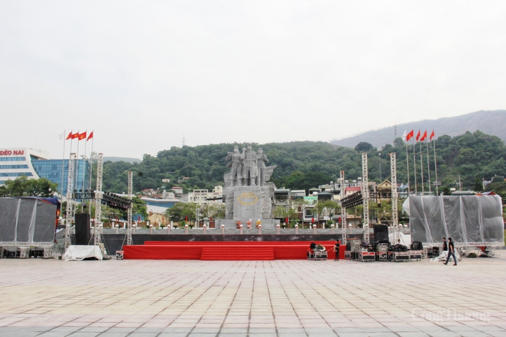 Tập đoàn Công nghiệp Than - Khoáng sản Việt Nam tổ chức gắn biển công trình mở rộng Quảng trường 12-11 Tập đoàn Công nghiệp Than - Khoáng sản Việt Nam tổ chức gắn biển công trình mở rộng Quảng trường 12-11