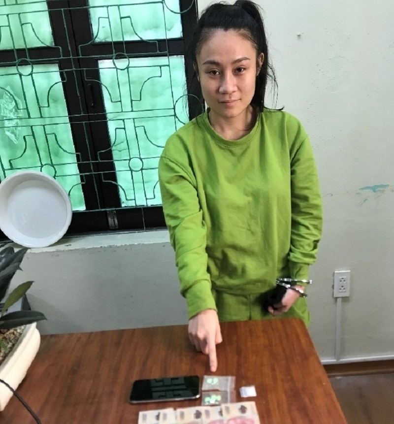 Đối tượng Đàm Thị Thảo và tang vật tại cơ quan điều tra Đối tượng Đàm Thị Thảo và tang vật tại cơ quan điều tra