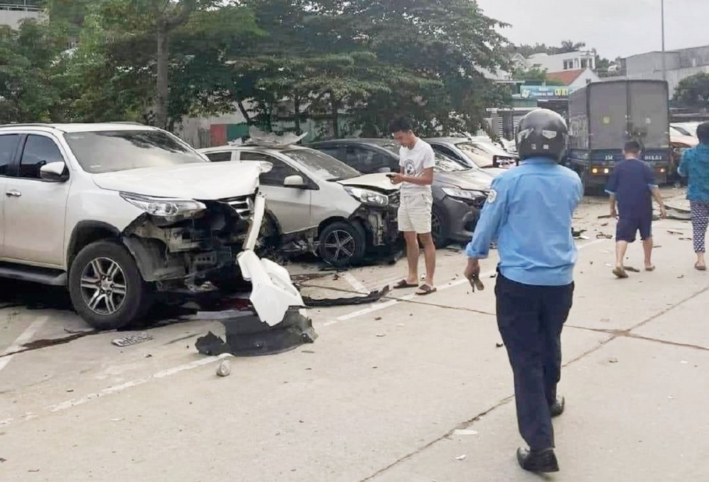 Hàng loạt xe bị hư hỏng nặng