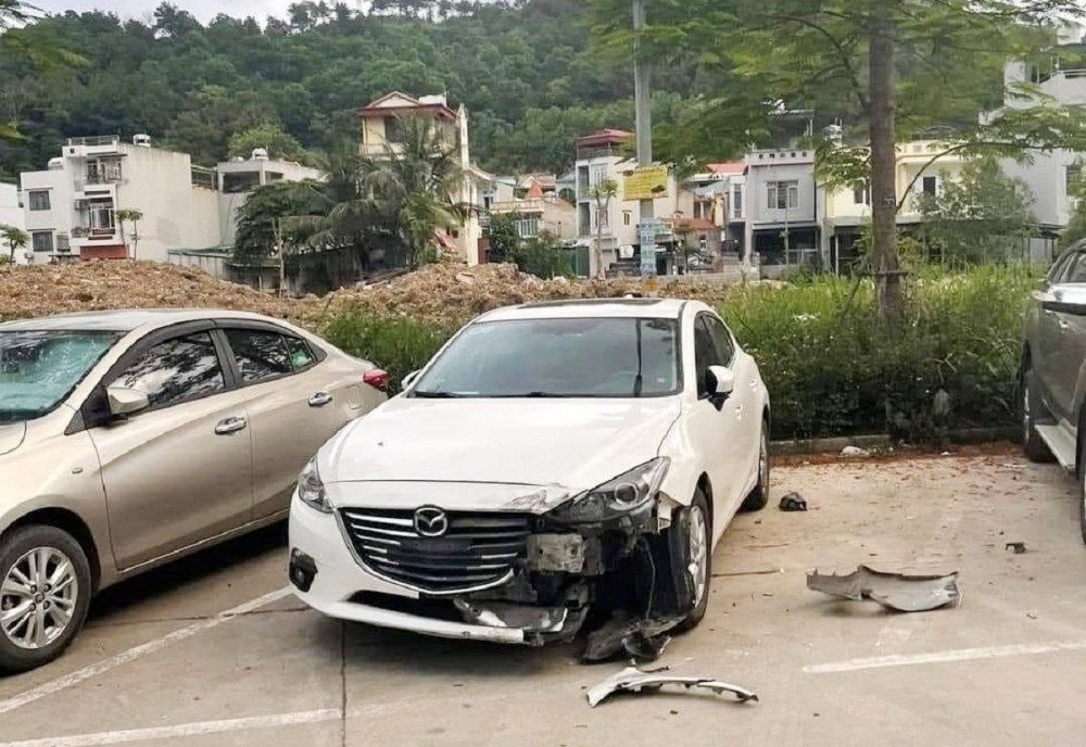 Một trong số những xe đỗ bên đường bị đâm hỏng