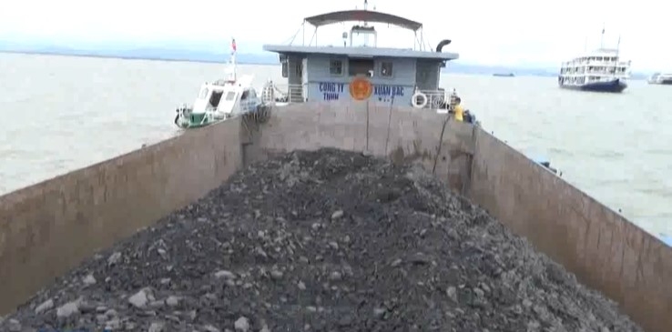 tam giu tau cho 1500 tan than khong ro nguon goc