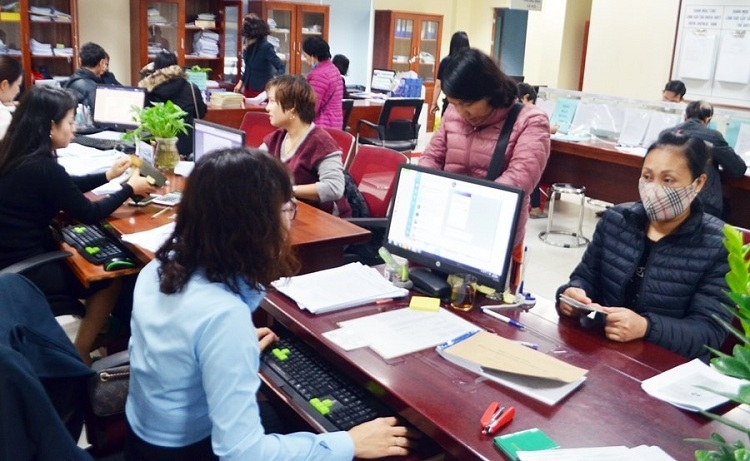 Cán bộ BHXH tỉnh giải quyết chế độ BHXH cho người dân tại Trung tâm Hành chính công TP Hạ Long (Ảnh: BQN) 4920 bhxh