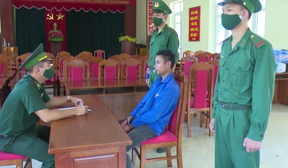 Đối tượng Chíu A Tài tại cơ quan chức năng 5745 bat phao lau