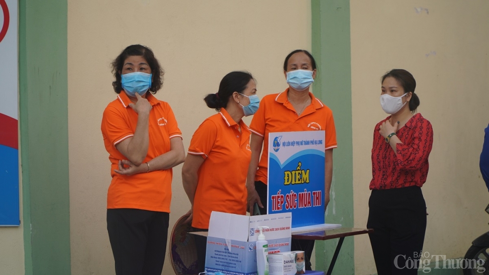 Một điểm tiếp sức mùa thi của Liên hiệp hội phụ nữ TP Hạ Long được lập để hỗ trợ cho phụ huynh và học sinh