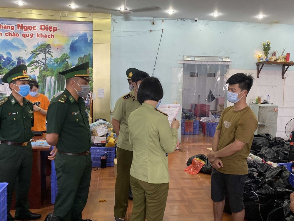 Lực lượng chức năng làm việc với chủ kho hàng