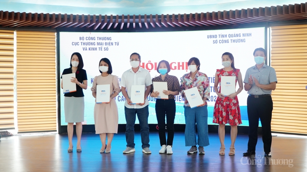 Trao thỏa thuận phân phối hàng hóa trên “Gian hàng Việt trực tuyến” giữa các doanh nghiệp sản xuất OCOP và Sàn thương mại điện tử. Trao thỏa thuận phân phối hàng hóa trên “Gian hàng Việt trực tuyến” giữa các doanh nghiệp sản xuất OCOP và Sàn thương mại điện tử.