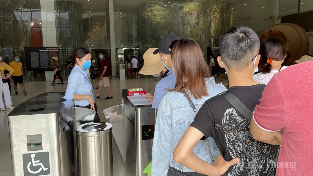 Du khách đến tham quan, du lịch đều phải thực hiện nghiêm các quy tắc phòng dịch như đeo khẩu trang, khai báo y tế ... Du khách đến tham quan, du lịch đều phải thực hiện nghiêm các quy tắc phòng dịch như đeo khẩu trang, khai báo y tế ...
