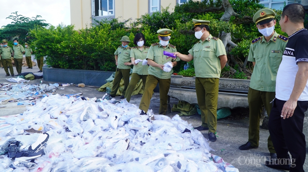 Các mặt hàng tiêu hủy bao gồm: quần áo, giày dép, thuốc lá, thuốc lá điện tử, bánh kẹo, đồ điện tử… Các mặt hàng tiêu hủy bao gồm: quần áo, giày dép, thuốc lá, thuốc lá điện tử, bánh kẹo, đồ điện tử…