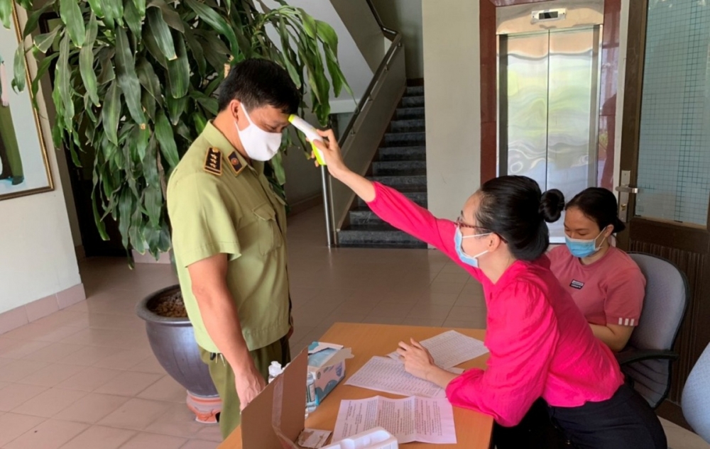 Các cán bộ, công chức thực hiện các bước phòng chống dịch Covid-19 trước khi thực hiện sát hạch