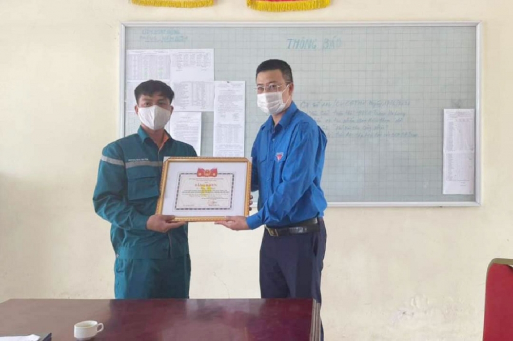 Phó Bí thư Đoàn Khối Doanh nghiệp Trung ương Nguyễn Văn Quyết tặng bằng khen cho ĐVTN Hoàng Đức Quyền Phó Bí thư Đoàn Khối Doanh nghiệp Trung ương Nguyễn Văn Quyết tặng bằng khen cho ĐVTN Hoàng Đức Quyền